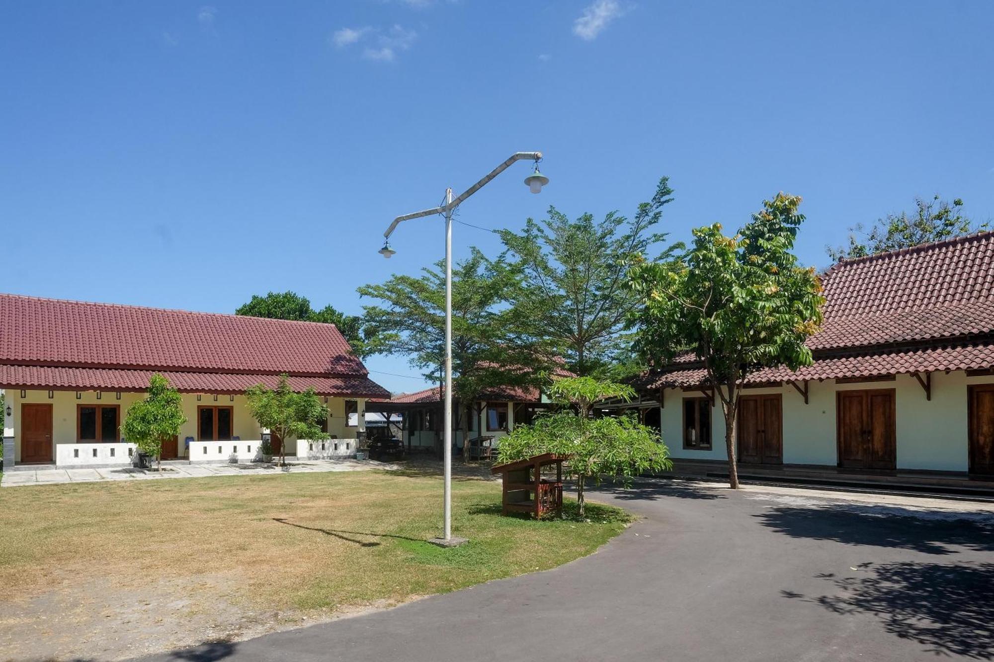 Reddoorz Syariah Near Alun Alun Wonosari Hotel Ngoại thất bức ảnh