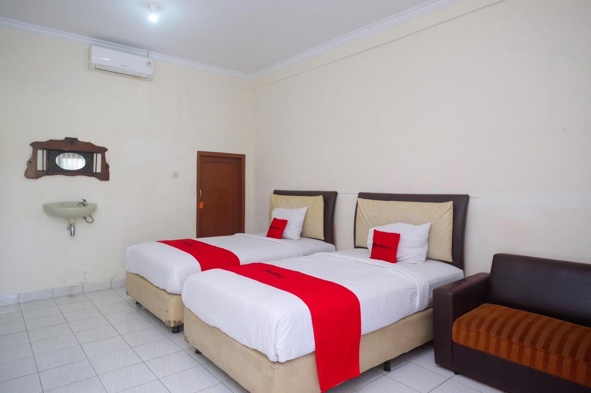 Reddoorz Syariah Near Alun Alun Wonosari Hotel Ngoại thất bức ảnh